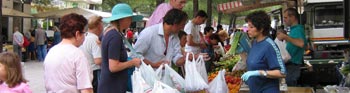bezoek aan plaatselijke boerenmarkt in Marche Italie plaatselijke boerenmarkt in Marche