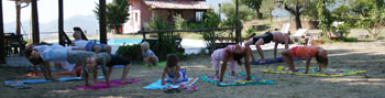 Ochtendgymnastiek op agriturismo Caravanserraglio, in de regio Marche Ochtendgymnastiek op agriturismo Caravanserraglio