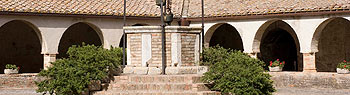 Bezoek aan de abdij in Tolentino, Marche Bezoeken aan abdijen en kloosters in Marche, Italie