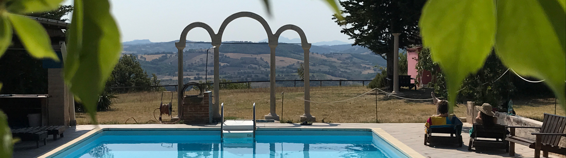 accommodation with pool in the center of Italy