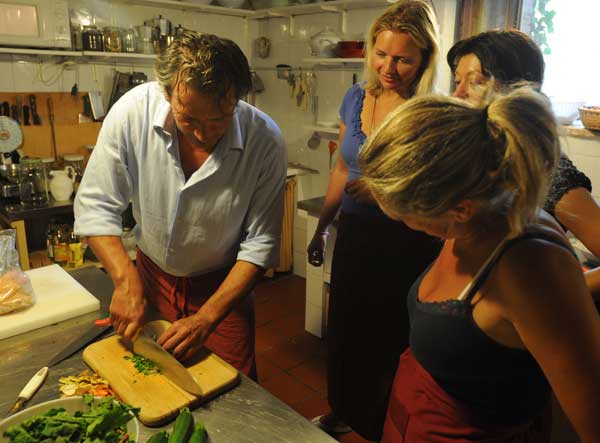 cooking class to learn the use of knives Italian cooking course